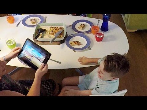 I figli usano il cellulare a tavola? ecco un modo per eliminarli