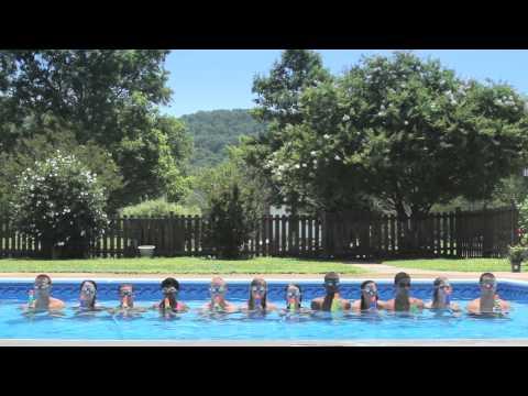 Stupenda performance  di alcuni ragazzi in piscina!