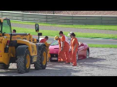 Durante un GP trasportano una ferrari e guardate che figura