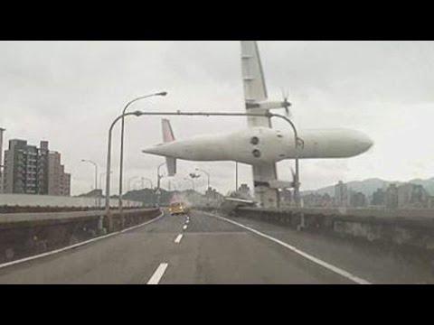 Il momento esatto di un disastro aereo ripreso dall'auto