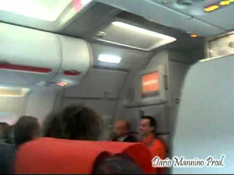 Un assistente di volo con discorso molto originale!