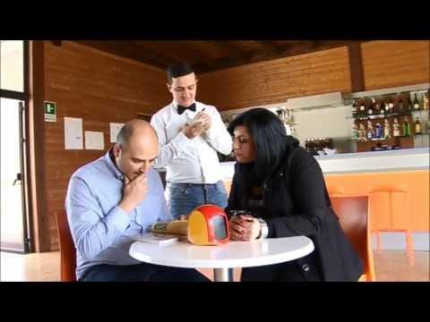 Cameriere che porta il caffè ma i clienti non sono contenti!